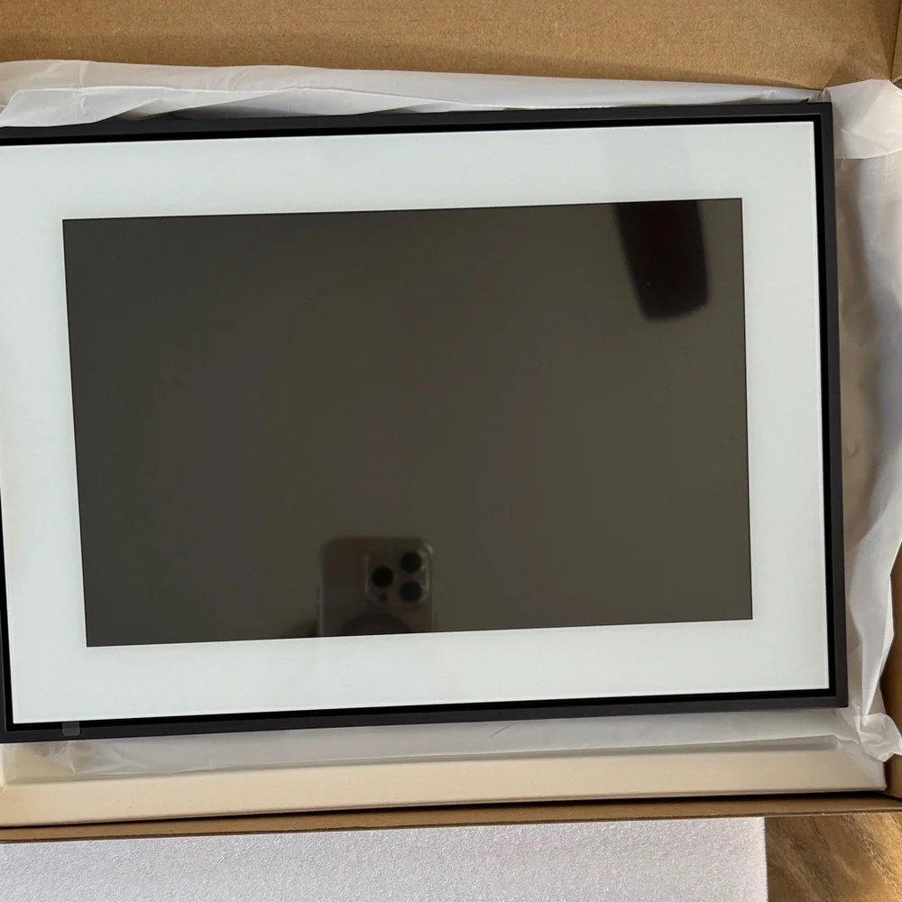 Loop digital picture frame